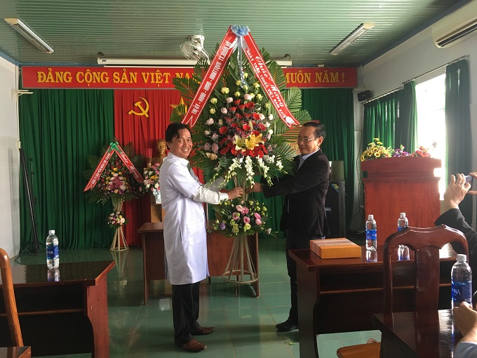 Thị ủy, HĐND, UBND, UBMTTQVN thị xã thăm và chúc mừng các đơn vị y tế trên địa bàn nhân kỷ niệm 64 năm ngày thầy thuốc Việt Nam (27/02/1955-27/02/2019)