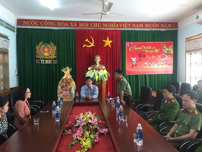 Đoàn Lãnh đạo Thị ủy Buôn Hồ đến thăm, chúc tết cán bộ chiến sỹ Công an thị xã Buôn Hồ.