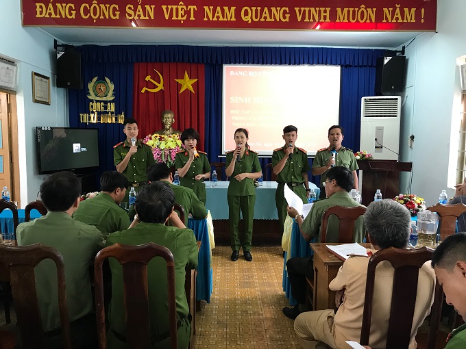 Đảng bộ Công an thị xã Buôn Hồ tổ chức sinh hoạt chuyên đề “Xây dựng ý thức tôn trọng Nhân dân, phát huy dân chủ, chăm lo đời sống Nhân dân”.