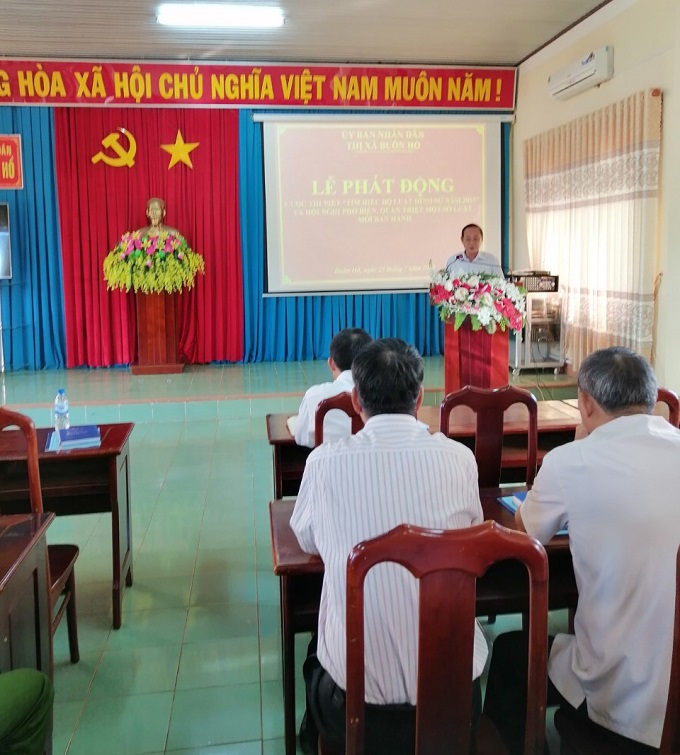 UBND thị xã tổ chức Lễ phát động Cuộc thi viết “Tìm hiểu Bộ luật  Hình sự năm 2015” và Hội nghị phổ biến, quán triệt một số Luật  mới ban hành
