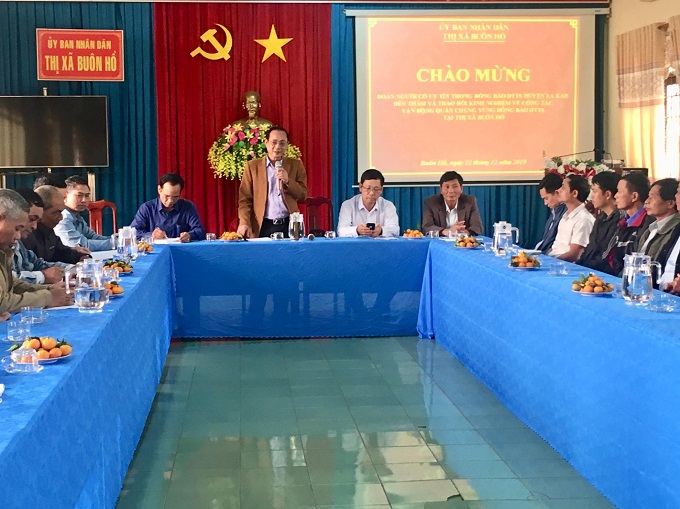 Đoàn công tác của người có uy tín trong đồng bào dân tộc thiểu số huyện EaKar đến tham quan, học tập kinh nghiệm tại thị xã Buôn Hồ