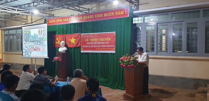 Công an thị xã Buôn Hồ phối hợp với Phòng Cảnh sát giao thông Công an tỉnh Đắk Lắk  tổ chức tuyên truyền, phổ biến, giáo dục pháp luật về trật tự an toàn giao thông năm 2019 tại xã EaSiên