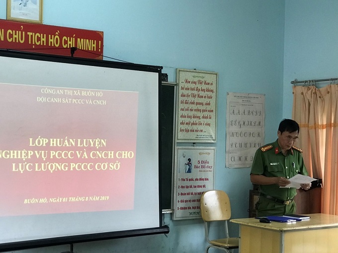 Công an thị xã Buôn Hồ tổ chức tuyên truyền bồi dưỡng, huấn luyện nghiệp vụ PCCC – Cứu nạn, cứu hộ (CNCH) cho lực lượng PCCC cơ sở và các cá nhân có nhu cầu trên địa bàn thị xã