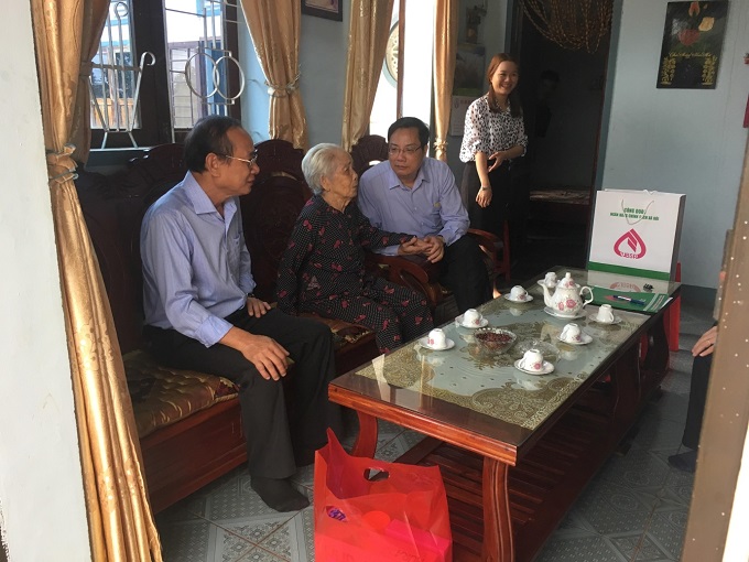 Ngân hàng chính sách xã hội Việt Nam và Ủy ban Nhân dân thị xã Buôn Hồ thăm và tặng quà các Mẹ Việt Nam anh hùng