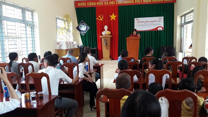 Lễ trao tặng Học bổng cho học sinh nghèo vượt khó trên địa bàn thị xã Buôn Hồ.