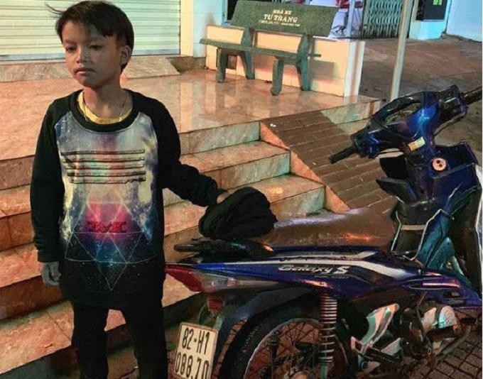 Công an Thị xã Buôn Hồ bàn giao bé trai 13 tuổi chạy 300km lạc từ KonTum qua Đắk Lắk cho gia đình