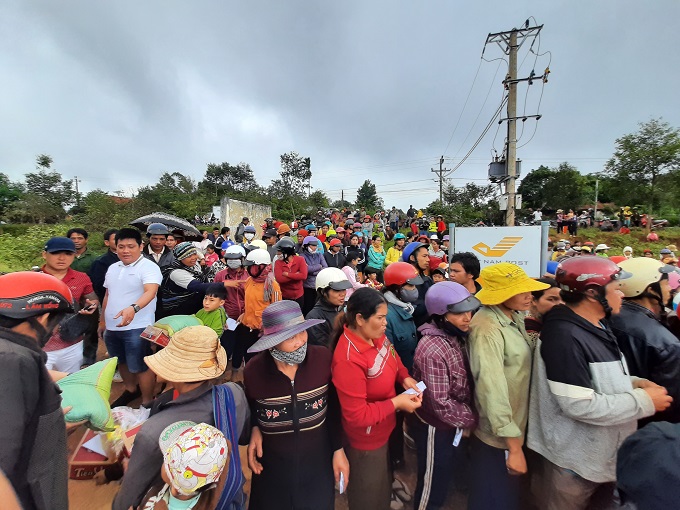 Đoàn từ thiện thành phố Hồ Chí Minh tặng quà cho người nghèo và người khuyết tật tại xã Ea Drông