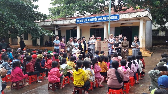 Hội từ thiện Chùa Phước Hải (TP. HCM) tặng quà Trung thu cho các em học sinh có hoàn cảnh khó khăn trên địa bàn thị xã Buôn Hồ.