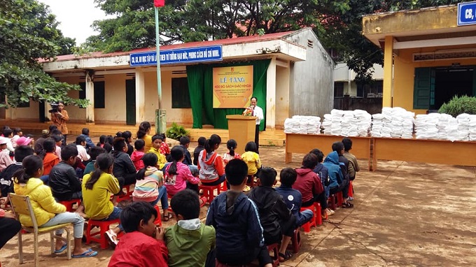 Lễ trao tặng sách giáo khoa cho học sinh con gia đình thương binh liệt sĩ và học sinh có hoàn cảnh khó khăn, mồ côi tỉnh Đắk Lắk, tại trường tiểu học Ama Khê thị xã Buôn Hồ.