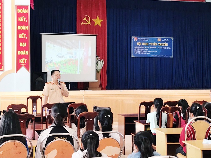 Công an thị xã Buôn Hồ phối hợp với Ban chỉ đạo hoạt động hè phường Thống Nhất tuyên truyền về ý thức, văn hoá tham gia giao thông và phòng chống đuối nước cho các em học sinh cấp II, III trên địa bàn