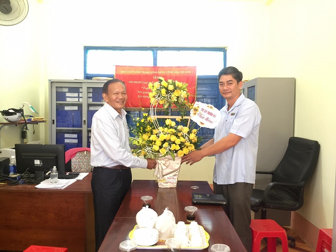 Đồng chí Y Vinh Tơr – Bí thư Thị ủy Buôn Hồ thăm và chúc mừng Hội Người cao tuổi thị xã