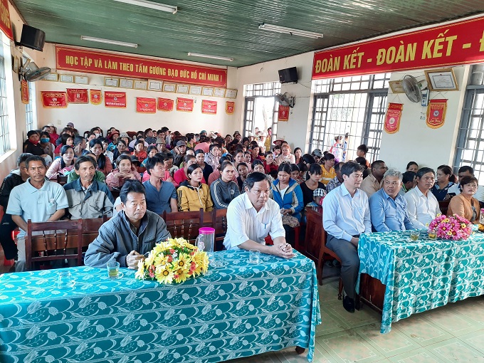 Đồng chí Bí thư Thị ủy thăm, tặng quà người nghèo, gia đình chính sách dịp Tết Nguyên đán Canh tý 2020.