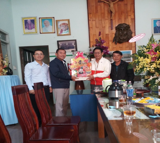 Công an thị xã Buôn Hồ thăm chúc mừng các cơ sở tôn giáo dịp Lễ Giáng sinh năm 2020