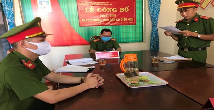 Cơ quan Thi hành án hình sự Công an thị xã Buôn Hồ công bố quyết định tha tù trước thời hạn có điều kiện cho phạm nhân cải tạo tốt