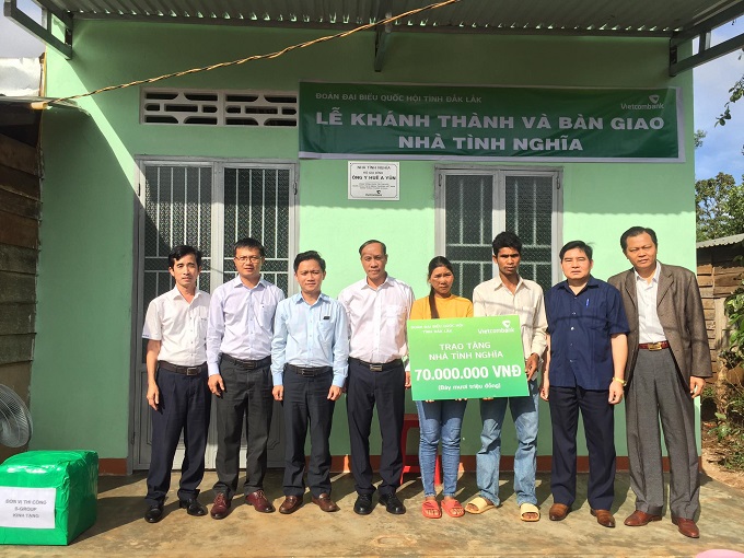 Đoàn đại biểu Quốc hội tỉnh trao nhà tình nghĩa tặng hộ nghèo tại thị xã Buôn Hồ