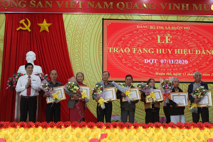Thị ủy Buôn Hồ tổ chức Lễ trao tặng Huy hiệu Đảng dịp 7/11 và tổ chức Sinh hoạt chuyên đề kỷ niệm 80 năm ngày thành lập Đảng bộ tỉnh Đắk Lắk 23/11/1940 – 23/11/2020