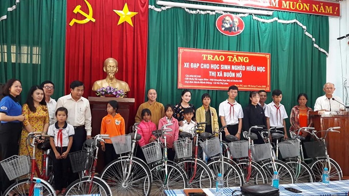 Hội Khuyến học tỉnh Đắk Lắk phối hợp với Hội khuyến học thị xã Buôn Hồ trao tặng xe đạp cho học sinh nghèo hiếu học trên địa bàn thị xã