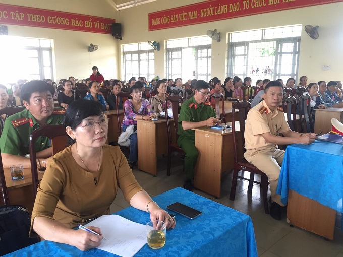 Hội LHPN thị xã Buôn Hồ vừa phối hợp với Công an thị xã tổ chức tuyên truyền về phòng, chống xâm hại tình dục trẻ em và Luật Giao thông đường bộ cho trên 100 cán bộ, hội viên phụ nữ phường Đạt Hiếu.