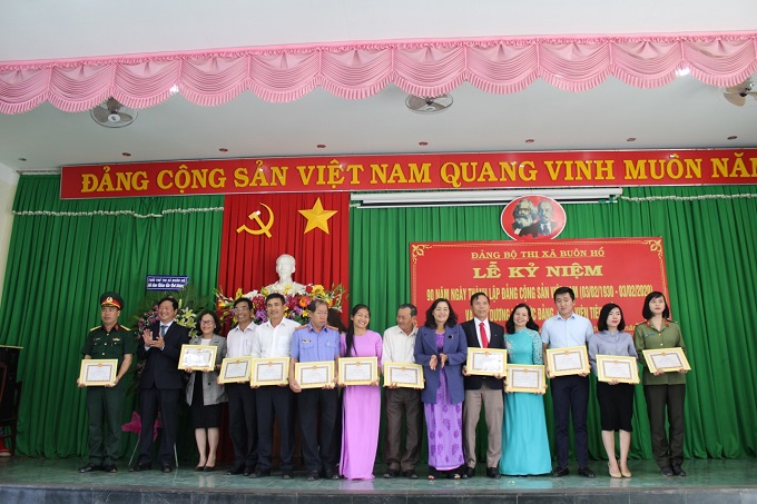 Thị xã Buôn Hồ: Kỷ niệm 90 năm ngày thành lập Đảng Cộng sản Việt Nam và biểu dương tổ chức đảng, đảng viên tiêu biểu