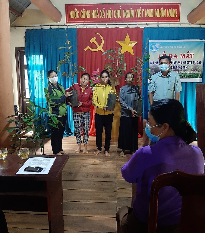 Lễ ra mắt mô hình hộ gia đình phụ nữ dân tộc thiểu số tại chỗ trồng cây xen canh.