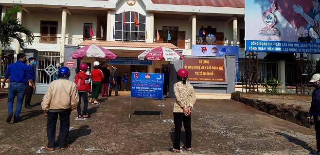 THỊ ĐOÀN BUÔN HỒ PHỐI HỢP VỚI ỦY BAN MTTQ VIỆT NAM THỊ XÃ TỔ CHỨC CHƯƠNG TRÌNH “ATM GẠO NGHĨA TÌNH” CHO BÀ CON KHÓ KHĂN TRÊN ĐỊA BÀN THỊ XÃ