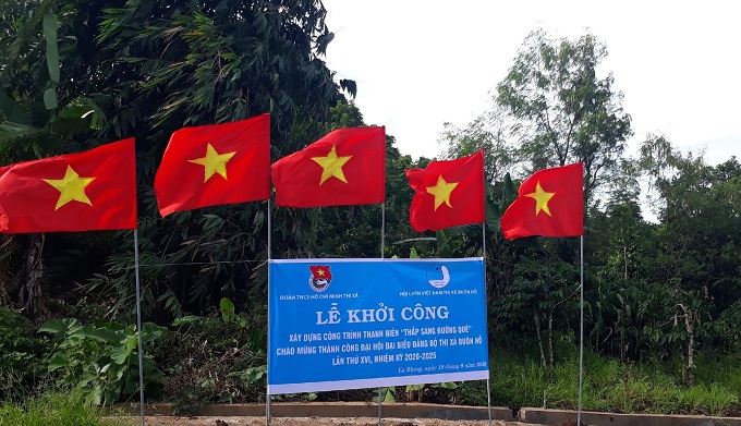 Công trình thanh niên “Thắp sáng đường quê năm 2020” Chào mừng thành công Đại hội đại biểu Đảng bộ thị xã Buôn Hồ lần thứ XVI, nhiệm kỳ 2020-2025