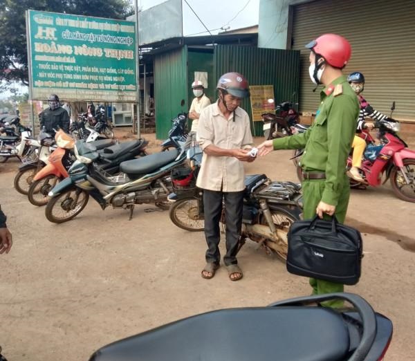Công an thị xã Buôn Hồ phối hợp kiểm tra, xử lý 06 trường hợp không đeo khẩu trang nơi công cộng