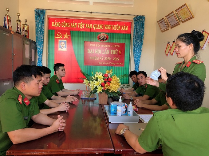 Đội Cảnh sát Thi hành án hình sự và hỗ trợ tư pháp (CS THAHS –HTTP) Công an thị xã Buôn Hồ tuyên truyền đảm bảo an toàn Nhà tạm giữ trong tình hình dịch hiện nay