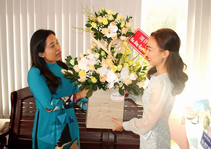 Đồng chí Lê Thị Thanh Xuân - Bí thư Thị ủy Buôn Hồ chúc mừng Ngày Báo chí cách mạng Việt Nam