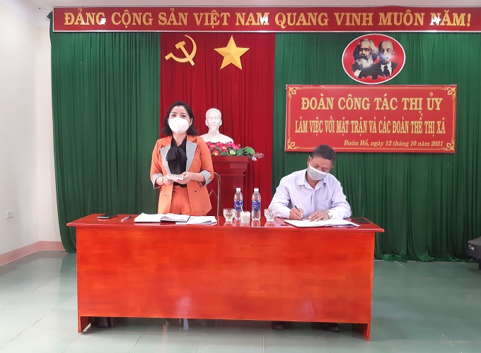 Đồng chí Nguyễn Thị Thu Nguyệt, Tỉnh ủy viên, Bí thư thị ủy làm việc với Mặt trận và các đoàn thể.