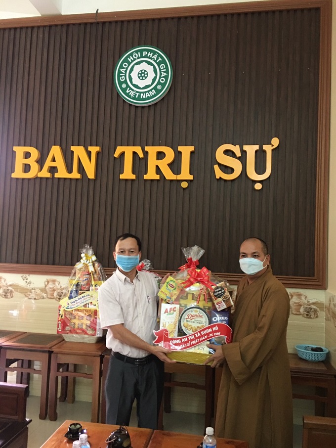 Công an thị xã Buôn Hồ thăm, chúc mừng đại lễ Phật đản PL.2565-DL.2021