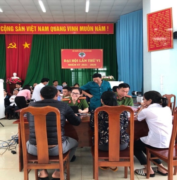 Công an thị xã Buôn Hồ đang ra sức thi đua thực hiện cao điểm “100 ngày đêm thực hiện chiến dịch cấp căn cước công dân” trên địa bàn và lập thành tích chào mừng kỷ niệm 75 năm Ngày truyền thống lực lượng Cảnh sát Quản lý hành chính (18/4/1976-18/4/2021)