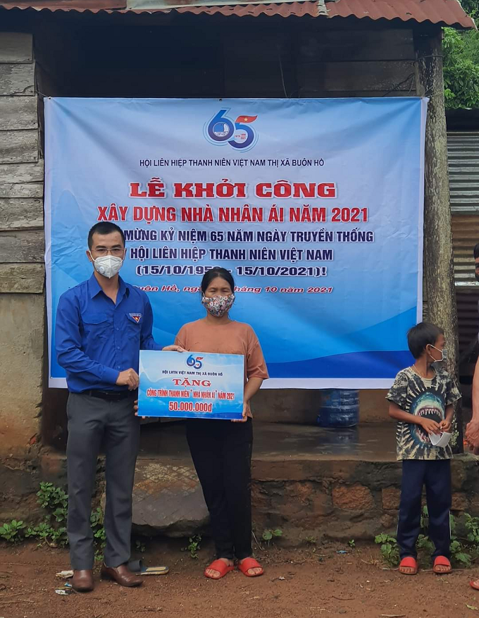 Kỷ niệm 65 năm Ngày truyền thống Hội LHTN Việt Nam: Hội LHTN thị xã xây nhà nhân ái tặng thanh niên khó khăn ở xã Ea Drông