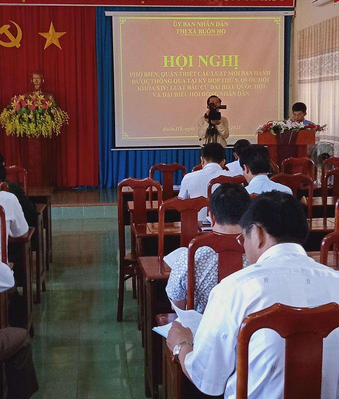 UBND thị xã Buôn Hồ tổ chức Hội nghị phổ biến, quán triệt nội dung cơ bản của một số Luật mới ban hành được thông qua tại kỳ họp thứ 9, Quốc hội khóa XIV; Luật Bầu cử đại biểu Quốc hội và đại biểu HĐND