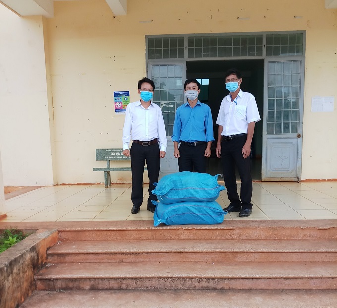 Liên đoàn Lao động thị xã tặng nhu yếu phẩm các đơn vị đang thực hiện giãn cách xã hội theo Chỉ thị 16 của Thủ tướng Chính phủ trên địa bàn thị xã