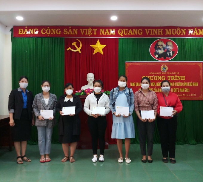 Liên đoàn Lao động thị xã Buôn Hồ tặng quà đoàn viên, người lao động bị ảnh hưởng dịch Covid-19 có hoàn cảnh khó khăn đợt 2 năm 2021