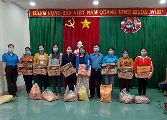 LĐLĐ thị xã tặng quà cho đoàn viên khó khăn và các điểm cách ly tập trung trong công tác phòng, chống dịch COVID-19