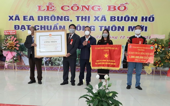 Lễ công bố xã Ea Drông đạt chuẩn nông thôn mới.