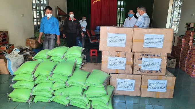 Thường trực HĐND tỉnh Đăk Lăk tặng 350 suất quà cho xã Ea Drông