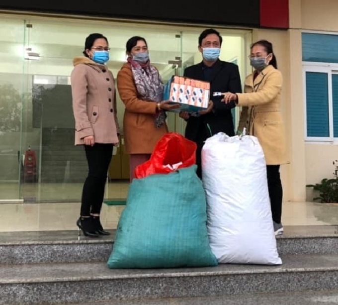Thường trực Thị ủy Buôn Hồ trao tặng thiết bị y tế phòng, chống dịch Covid-19 và một số nhu yếu phẩm cho các đơn vị