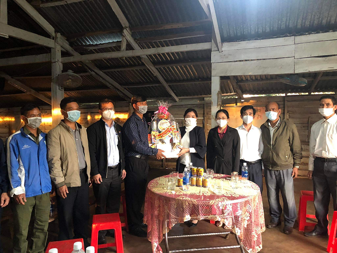 Đồng chí Nguyễn Thị Thu Nguyệt, Tỉnh ủy viên, Bí thư Thị ủy thăm và tặng quà cho các Chi hội Tin lành nhân dịp Lễ Giáng sinh năm 2021
