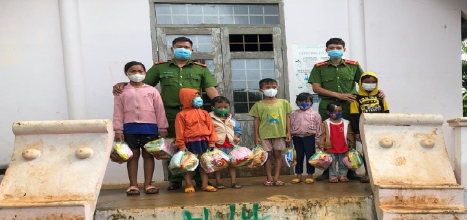 Tổ kết nghĩa Buôn Ea KJoh A thăm và tặng quà Tết Trung thu cho 152 trẻ em khó khăn tại buôn Ea Kjoh A, xã Ea Drông