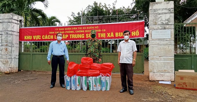 Trao quà cho trẻ em tại khu vực cách ly tập trung của thị xã