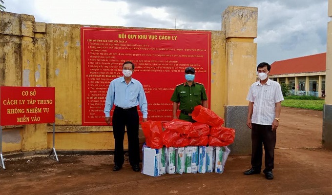 Trao quà cho trẻ em tại khu vực cách ly tập trung của thị xã