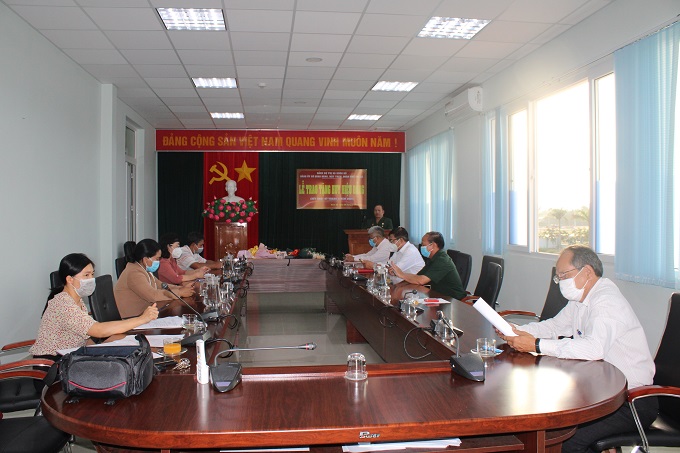 Đảng ủy Cơ quan Đảng, Mặt trận, Đoàn thể thị xã tổ chức Lễ trao tặng Huy hiệu Đảng đợt 7/11