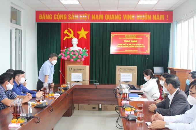UBKT Tỉnh ủy, Công ty TNHH xây dựng Đại Ngàn và Công ty TNHH xây dựng & dịch vụ vận tải Ea Hleo trao tặng thiết bị y tế phòng chống dịch Covid-19 cho thị xã Buôn Hồ