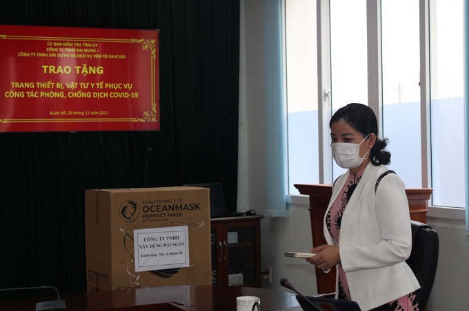 UBKT Tỉnh ủy, Công ty TNHH xây dựng Đại Ngàn và Công ty TNHH xây dựng &amp; dịch vụ vận tải Ea Hleo trao tặng thiết bị y tế phòng chống dịch Covid-19 cho thị xã Buôn Hồ