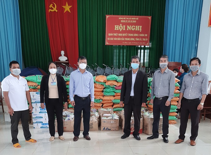 Ủy ban MTTQ Việt Nam thị xã Buôn Hồ tặng quà người dân xã Cư Bao, Bình Thuận.