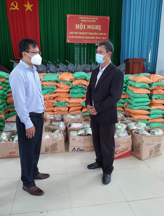 Ủy ban MTTQ Việt Nam thị xã Buôn Hồ tặng quà người dân xã Cư Bao, Bình Thuận.
