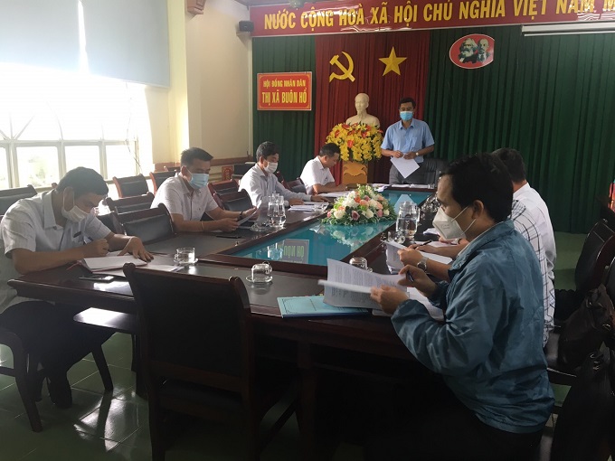 UBND thị xã nắm tiến độ triển khai thực hiện Nông thôn mới nâng cao, xây dựng khu dân cư kiểu mẫu, vườn mẫu nông thôn mới, và tình hình triển khai thực hiện Chương trình OCOP